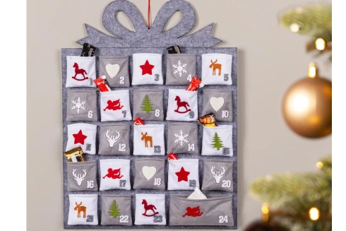 Závěsný filcový adventní kalendář s kapsami